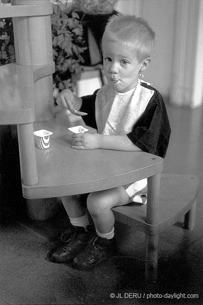 petit garon mangeant un yaourt - little boy eating a yoghourt